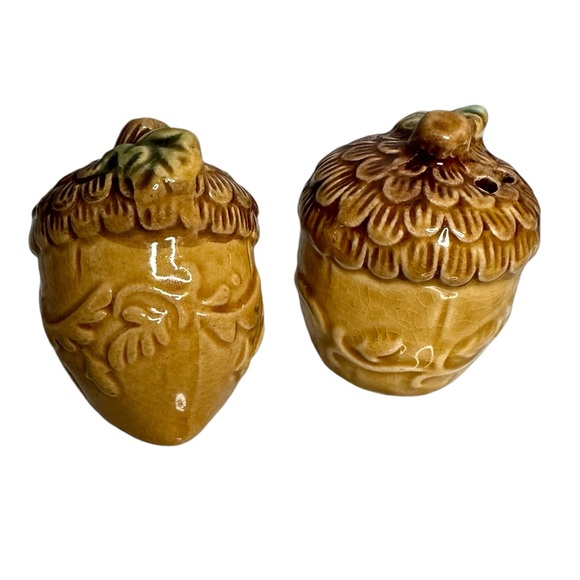Vintage 70s Porcelain Acorn Salt and Pepper Novelty Shaker Set - Picture 5 of 8
